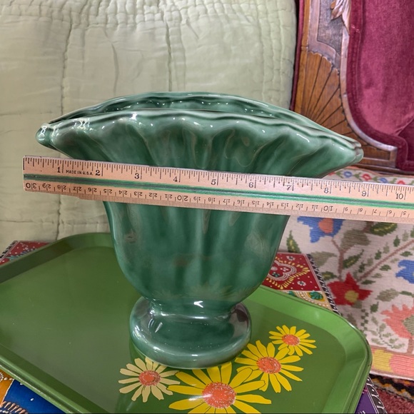 USA Pottery Fan Vase - Picture 8 of 10